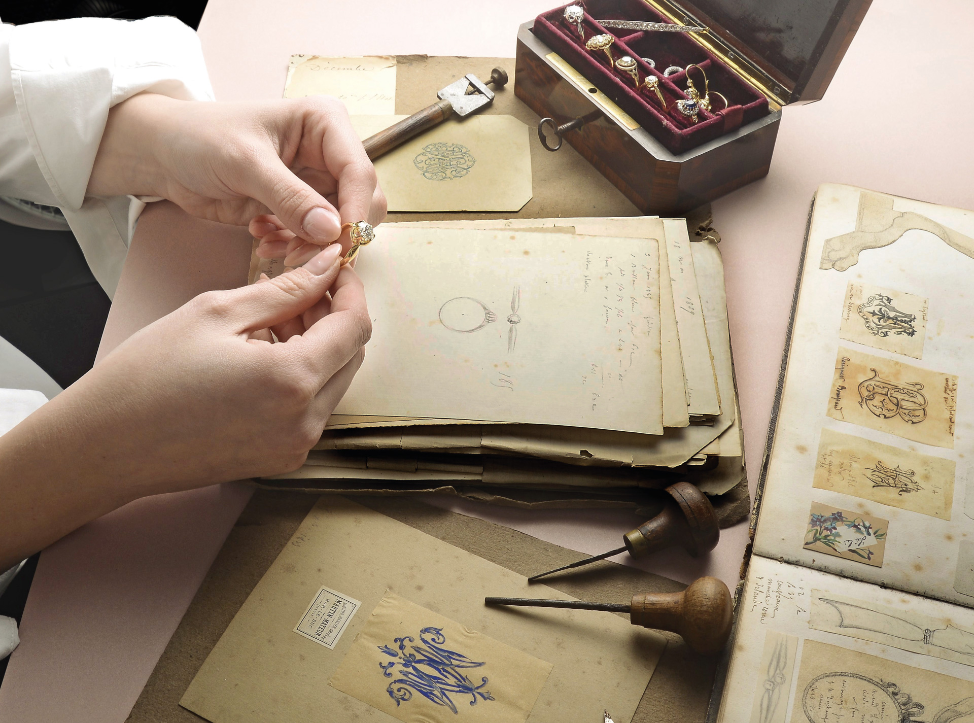 Mani sull'archivio della Maison · disegni e monogrammi