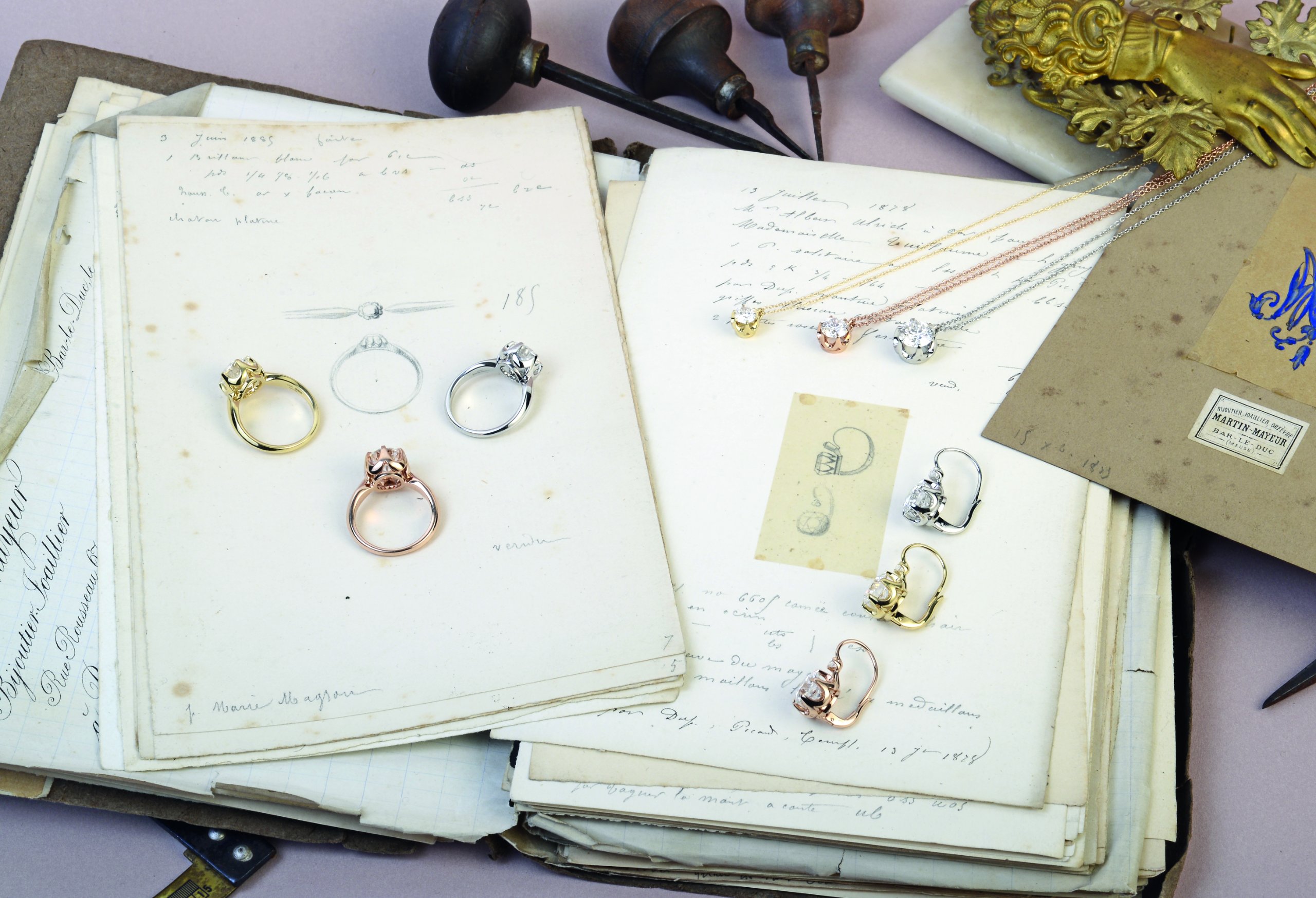 Registri d'archivio con anelli, pendenti e orecchini nei tre ori